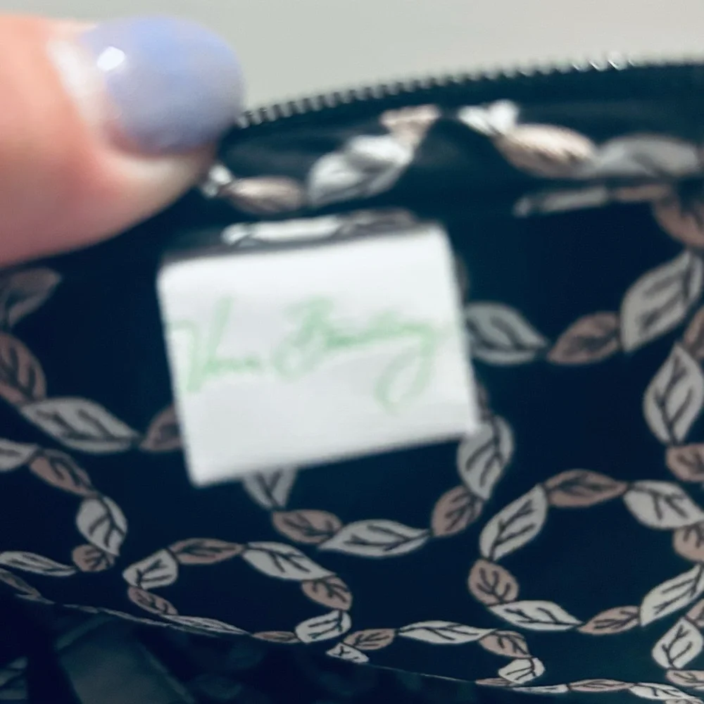 👛Vera Bradley Black and White Floral e-reader Sleeve